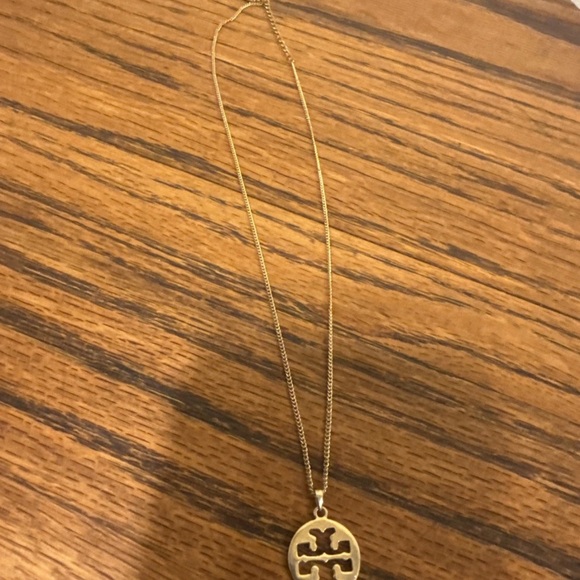 Gold Tory Burch necklace old money quiet luxury - Picture 4 of 4